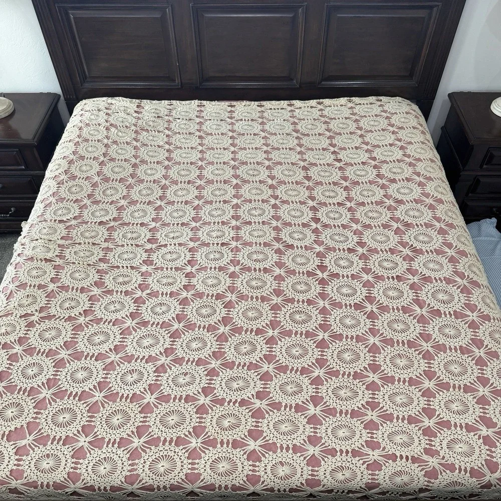 Hand Crocheted‎ Lace Bedspread Queen Neutral Scallop Blanket Vtg Handmade Beige